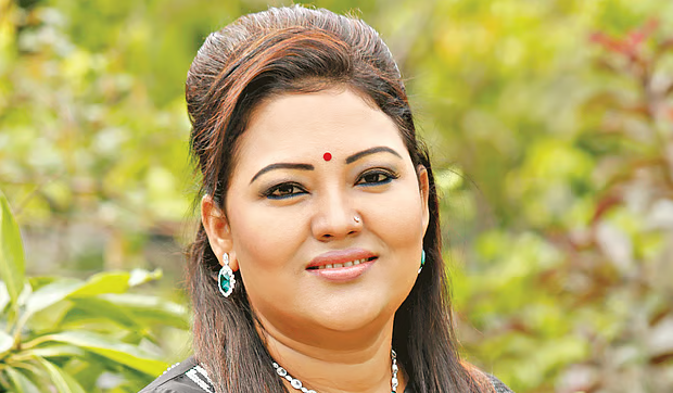গ্রেপ্তার মমতাজ বেগম: খুনসহ একাধিক মামলার আসামি, ডিবির হেফাজতে উপশিরোনাম: ধানমন্ডি থেকে গভীর রাতে গ্রেপ্তার, ঢাকার গোয়েন্দা কার্যালয়ে নেওয়া হয়েছে সাবেক এমপি ও লোকগানের জনপ্রিয় শিল্পীকে প্রতিবেদন: জনপ্রিয় সংগীতশিল্পী ও আওয়ামী লীগের সাবেক সংসদ সদস্য মমতাজ বেগমকে গ্রেপ্তার করেছে ঢাকা মহানগর গোয়েন্দা পুলিশ (ডিবি)। সোমবার রাত পৌনে ১২টার দিকে রাজধানীর ধানমন্ডি এলাকা থেকে তাকে গ্রেপ্তার করা হয় বলে জানিয়েছে ঢাকা মহানগর পুলিশ (ডিএমপি)। ডিবির যুগ্ম কমিশনার মোহাম্মদ নাসিরুল ইসলাম প্রথম আলোকে জানান, “মমতাজ বেগমের বিরুদ্ধে খুনের মামলাসহ একাধিক মামলা রয়েছে। তাকে ধানমন্ডির স্টার কাবাবের পেছনের একটি বাসা থেকে গ্রেপ্তার করা হয়েছে এবং বর্তমানে তিনি ডিবি কার্যালয়ে রয়েছেন।” মমতাজ বেগম ছিলেন মানিকগঞ্জ–২ আসনের সংসদ সদস্য। লোকসংগীতে অসামান্য অবদান রাখার পাশাপাশি তিনি দীর্ঘদিন রাজনীতিতেও সক্রিয় ছিলেন। এই গ্রেপ্তারের ঘটনায় সামাজিক ও রাজনৈতিক মহলে ব্যাপক আলোচনা শুরু হয়েছে। তবে তাঁর বিরুদ্ধে দায়ের করা নির্দিষ্ট মামলাগুলোর বিস্তারিত এখনও প্রকাশ করেনি পুলিশ। ডিবি সূত্র জানায়, তাঁকে রিমান্ডে নেওয়ার জন্য আদালতে আবেদন করা হতে পারে।